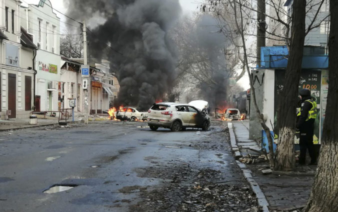 Rusi ostreľovali Cherson cez rieku Dnipro, útoky si vyžiadali životy dvoch ľudí