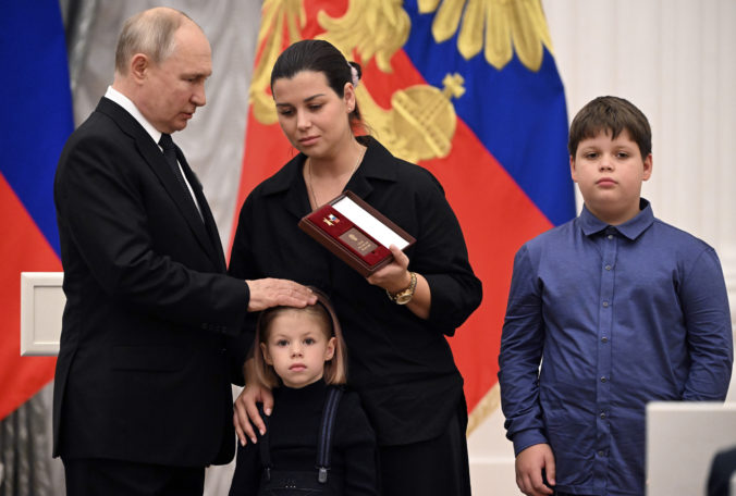Putin sa stretol s rodinami padlých vojakov, nemali vraj hovoriť a pýtať sa „nepohodlné veci“