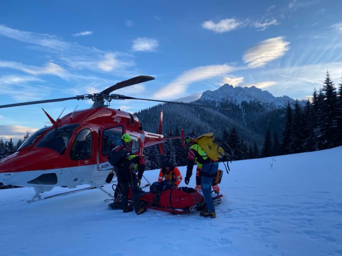Dvojicu poľských turistov spadla do potoka, z spod Malého Rozsutca ich premrznutých odvážal vrtuľník