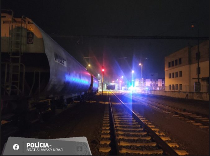 Muža pri preliezaní odstaveného vozňa v Bratislave zasiahol elektrický prúd