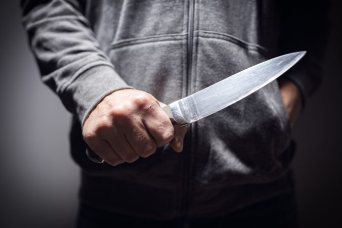 Popradčan sa pohádal s manželkou, s nožom v ruke sa jej vyhrážal podrezaním