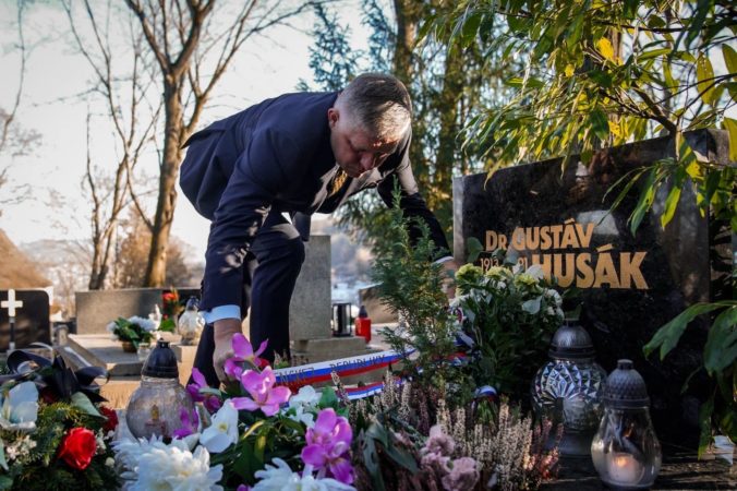 Fico položil kvety na hrob Husáka, organizácia Post Bellum odmieta adorovanie komunistických vodcov (foto)
