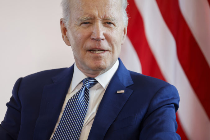 Americké a britské údery podľa húsíov zabili najmenej päť ľudí, prezident Biden odpovedal na útoky v Červenom mori