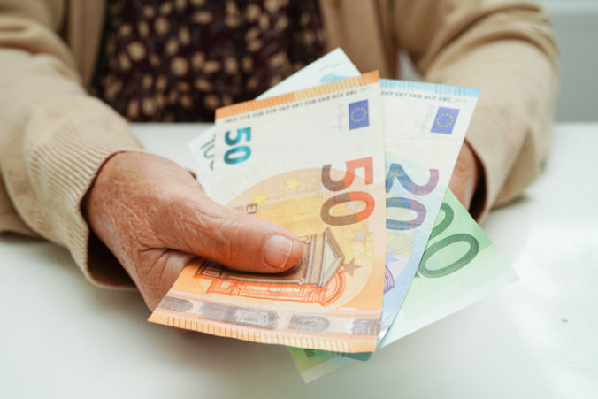 Zneužité údaje k účtu pripravili dôchodcu z Humenného o takmer 3-tisíc eur