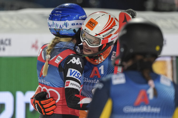 Nočný slalom vo Flachau rozhodlo 27 stotín, Shiffrinová v cieli so slzami a Vlhovej sa zlomila bránka (foto)