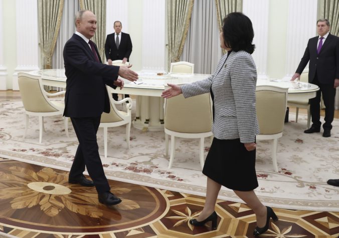 Putin sa stretol s ministerkou zahraničia KĽDR, Lavrov ocenil podporu Pchjongjangu pre ruskú operáciu na Ukrajine