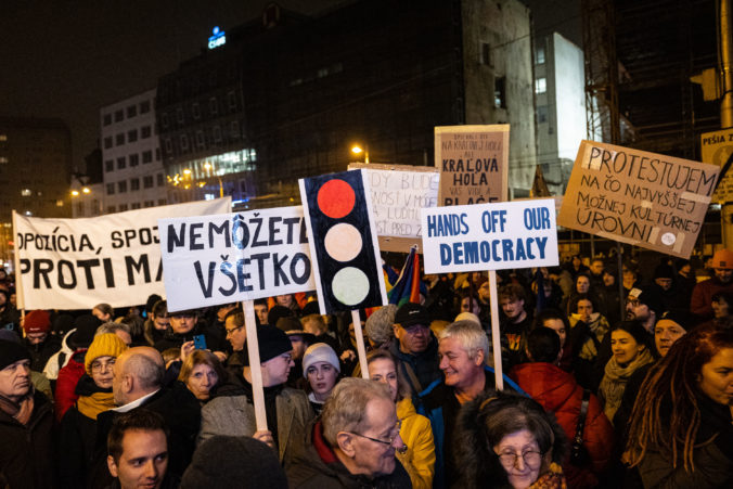 Pán Fico, brzdite! Ste opitý mocou! V Bratislave protestovalo proti vláde 26-tisíc ľudí (foto)