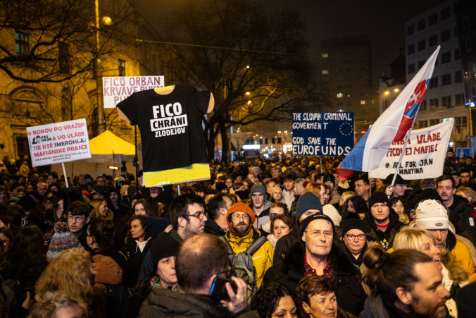 Vláda na čele s Ficom sa prerátala, odkazuje Šimečka. Protesty budú vo štvrtok pokračovať v Bratislave i ďalších mestách