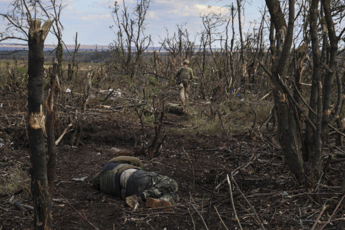 Rusi stratili ďalších takmer tisíc vojakov, prišli aj o 59 obrnených vozidiel
