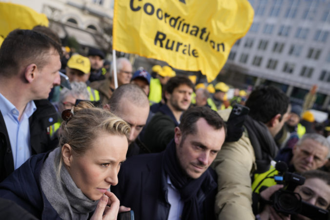 Farmári blokujú cesty naprieč celým Francúzskom na protest proti nízkym zárobkom a rastúcim nákladom (foto)