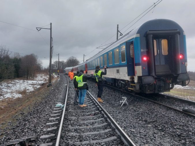 Zrážku vlaku IC 546 s nákladiakom neprežil rušňovodič, viacero cestujúcich je zranených (foto)