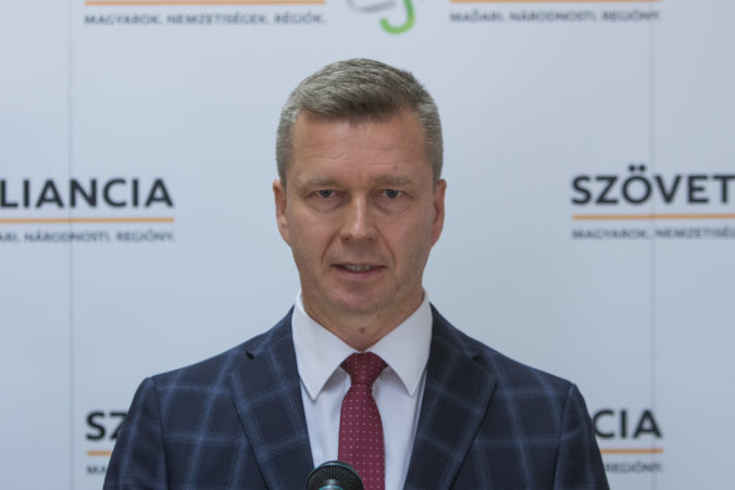 Forró odovzdal podpisy k prezidentskej kandidatúre, jeho cieľom je reprezentovať maďarskú komunitu