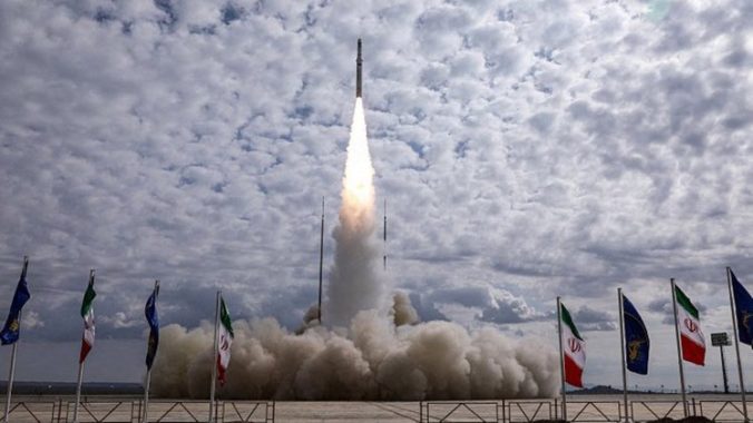 Irán vypustil do vesmíru tri satelity, ktoré sú súčasťou Západom kritizovaného programu. Pokúša sa o zlepšenie balistických striel