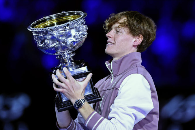 Jannik Sinner predviedol vo finále Australian Open skvelý obrat a Daniilovi Medvedevovi vyfúkol trofej