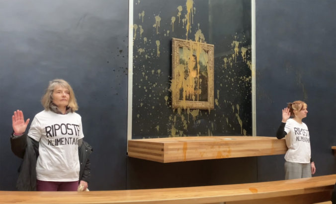 Klimatické aktivistky obliali polievkou v Louvri sklo chrániace svetoznámy obraz Mona Lisa