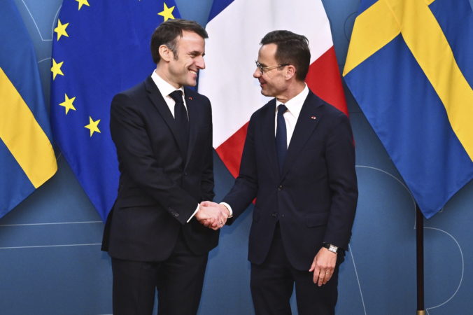Európa by mala byť podľa Macrona pripravená kompenzovať pokles pomoci Ukrajine zo strany USA