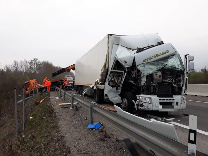 Na diaľnici D1 z Trnavy narazil kamión do cestárov, zrazili sa aj ďalšie autá a cestu uzavreli