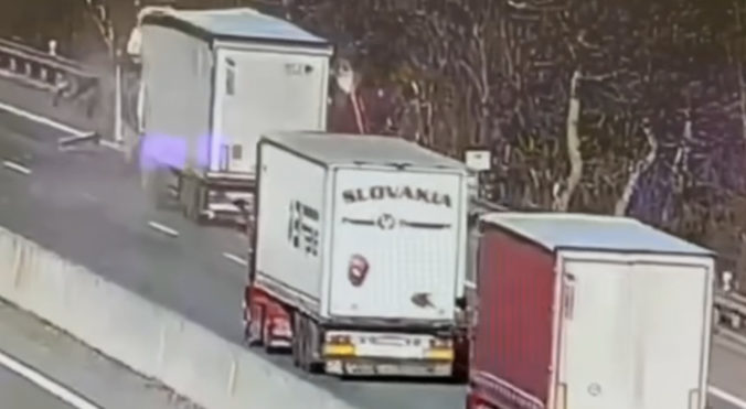Kamionista pred nárazom do cestárov na diaľnici D1 vôbec nereagoval na smerovú šípku, nehodu neprežil (video)