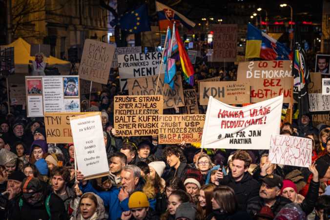 Na bratislavský protest proti vládnym zmenám prišlo viac ako 30-tisíc ľudí, dav kričal „Kaliňák do basy“ (video+foto)