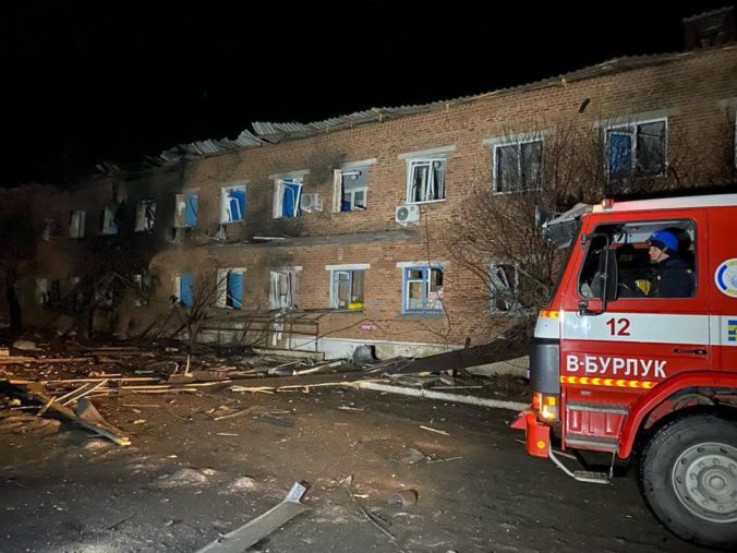 Ruský útok zasiahol nemocnicu v Charkovskej oblasti. Letecké bomby poškodili fasádu, okná aj strechu (video)