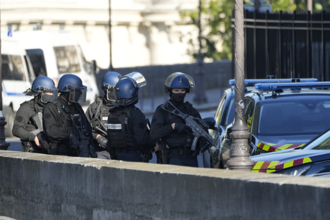 Paríž bol opäť terčom útoku, muž na vlakovej stanici pobodal troch ľudí