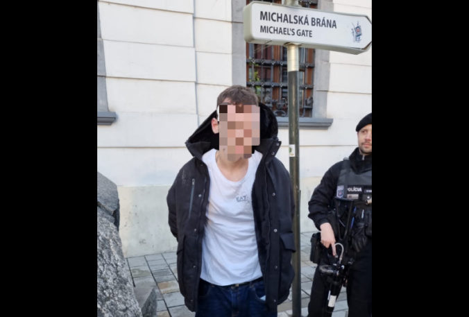 Hádka medzi dvoma mužmi sa skončila útokom nožom, nebezpečného páchateľa našli v uliciach Bratislavy