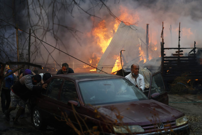 Lesné požiare v Čile pripravili o život najmenej 122 ľudí, ďalšie stovky sú nezvestné