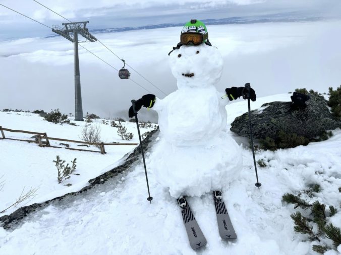 Pri Skalnatej chate turistov vítajú obrovskí snehuliaci, pokračuje siedmy ročník Sympózia snehuliakov (foto)
