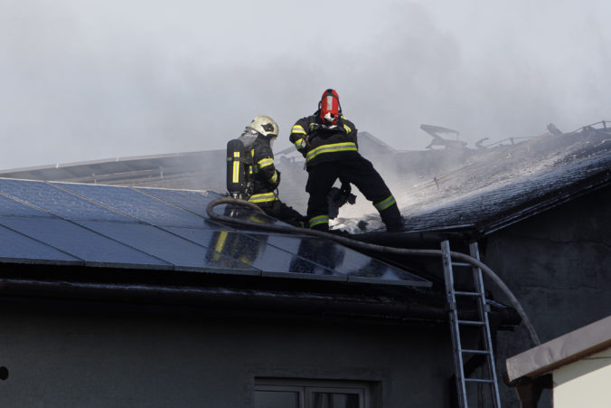 V obci pri Prešove horí rodinný dom, jedna osoba je v bezvedomí