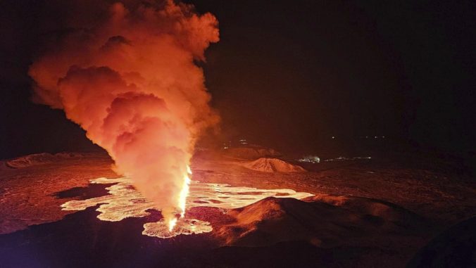 Na Islande sa začala už tretia sopečná erupcia, zatvoriť museli aj známe geotermálne kúpele (video+foto)