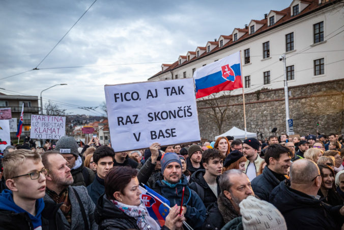 Protesty proti „zlovláde Roberta Fica“ budú aj za hranicami Slovenska. Transparenty ľudia zodvihnú v Prahe, Paríži aj Bruseli