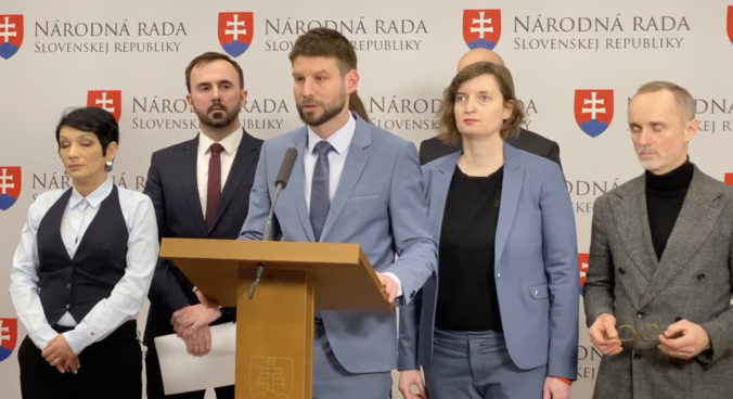 Slovensko môže podľa Šimečku prísť o takmer miliardu eur, ak Ficova vláda nezjedná nápravu (video)
