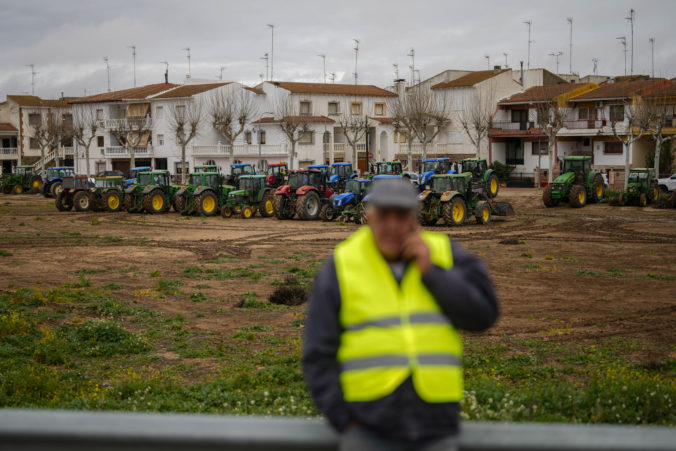 Tisíce protestujúcich španielskych farmárov zablokovali cesty a ulice vo viacerých mestách