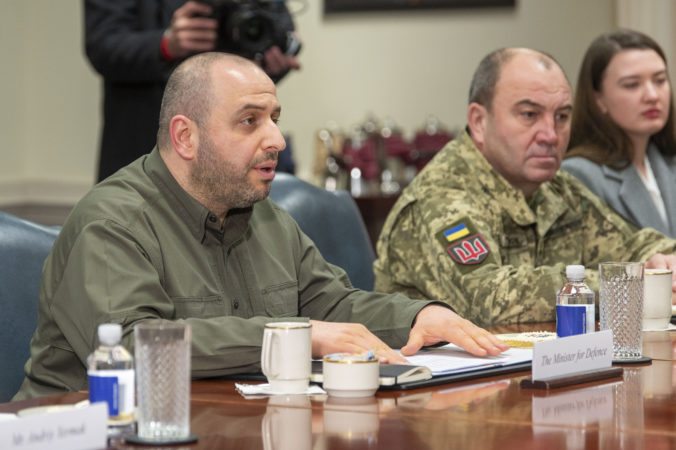 Ukrajinský minister obrany sa prvýkrát stretol s novým hlavným veliteľom armády