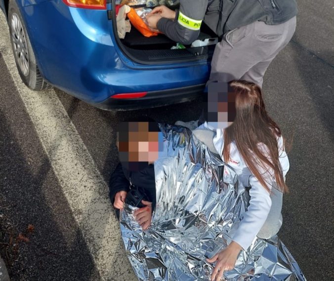 V koľajisku električiek v Dúbravke ležala zranená žena, pomohli jej policajti z kriminálky (foto)