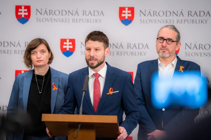 Promafiánsky balíček môže Slovensko pripraviť o miliardy eur, Ficova vláda ohrozuje podľa Šimečku eurofondy (video)