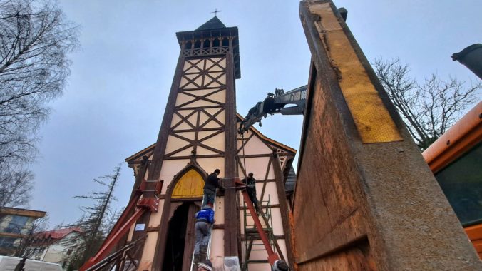 Pripravujú obnovu veže ikonického kostola. Občas sa čudujú, že sa ešte nepohla (video+foto)