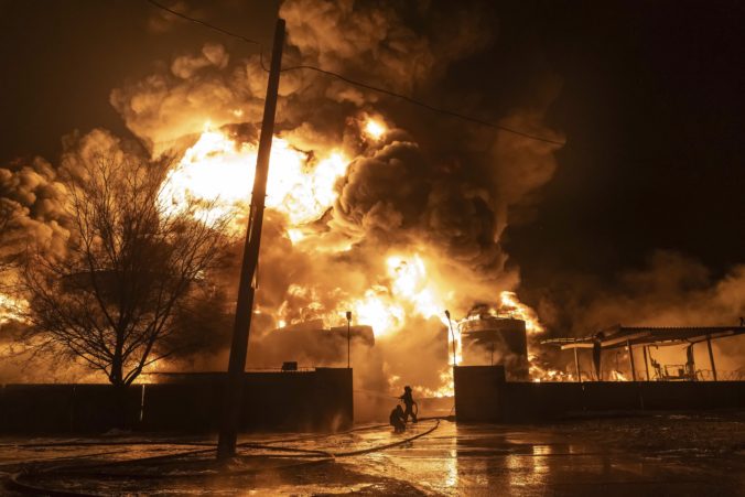 Útok na sklad ropy v Charkove v dôsledku úniku paliva kontaminoval viac ako 10-tisíc metrov štvorcových pôdy
