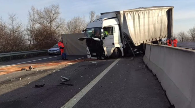 Prevrátený kamión zablokoval diaľnicu D1, po defekte prerazil zvodidlá (video)
