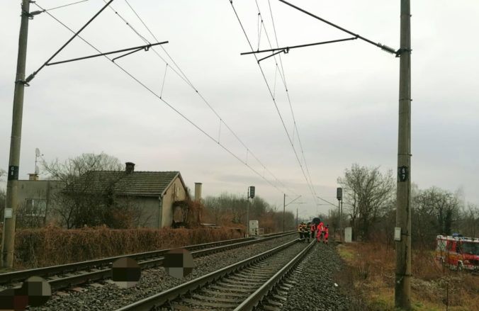 V Ivanke pri Dunaji zahynul po zrážke vlakom starší pán, pohybujúci sa s paličkou
