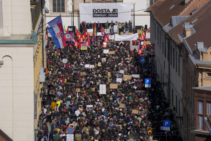 Tisíce Chorvátov protestovali v Záhrebe proti Plenkovićovej vláde a žiadali, aby sa voľby konali čo najskôr