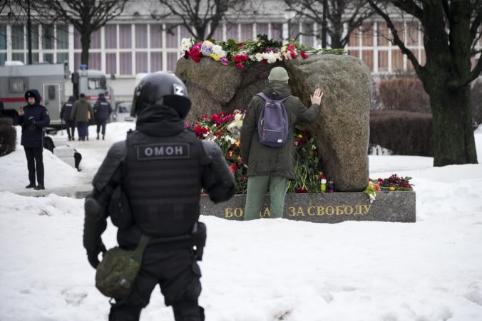 Ruská polícia zatkla už asi tristo ľudí, ktorí prišli položiť kvety na pamiatku Alexeja Navaľného