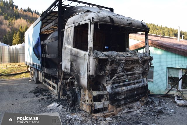 Páchateľ podpálil v obci Chmeľnica nákladné auto, obhorela aj časť budovy (foto)