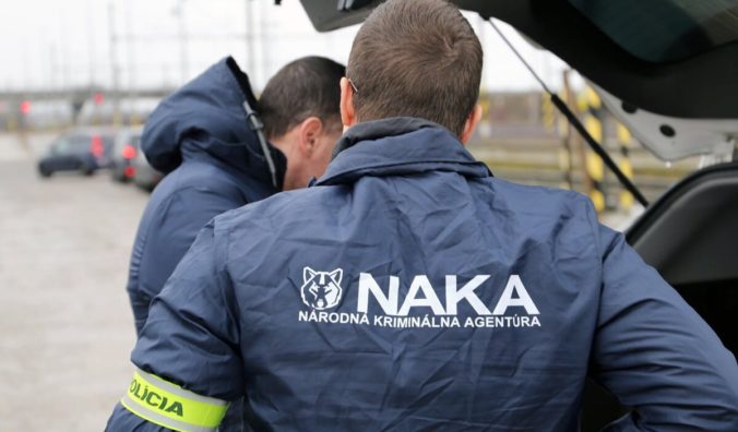 Zásah NAKA paralyzoval dopravu v centre Bratislavy, komando so samopalmi obkľúčilo auto rozvážajúce jedlo (video)