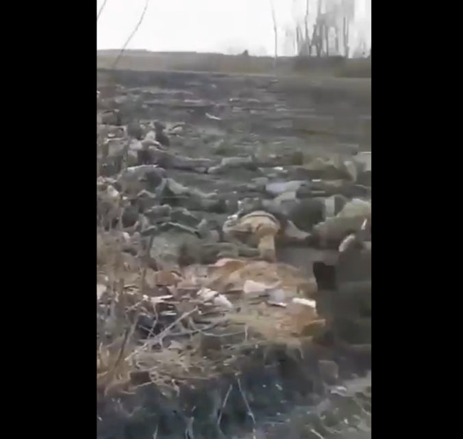 Ruské cvičisko v Doneckej oblasti zasiahli raketomety HIMARS, najmenej 60 vojakov je mŕtvych (video)