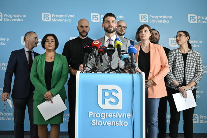 Progresívci vyzývajú lídrov koalície, aby obnovili vojenskú pomoc Ukrajine a prestali hazardovať s bezpečnosťou Slovenska