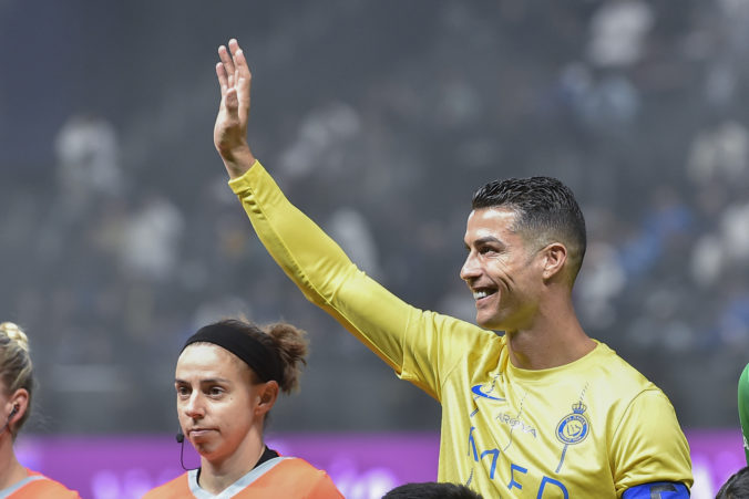 Ronaldo sa počas zápasu v Saudskej Arábii postaral o škandál, jeho útočné gesto už začali vyšetrovať (video)