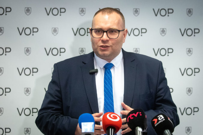 Človeka so zlomenými pätami držali policajti tri dni v nelegálnom priestore, upozornil ombudsman Dobrovodský