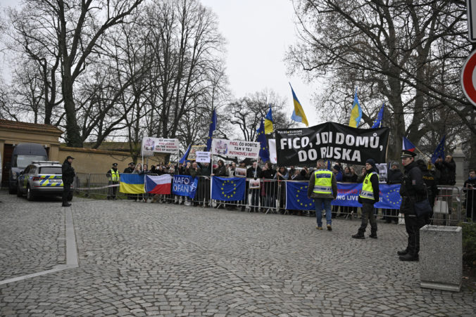 Fico, jdi domů do Ruska, vítali demonštranti premiéra na summite Vyšehradskej štvorky v Prahe