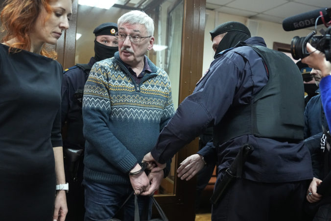 Ruského aktivistu Orlova odsúdili na dva roky a šesť mesiacov väzenia, obvinili ho z diskreditácie armády (video)
